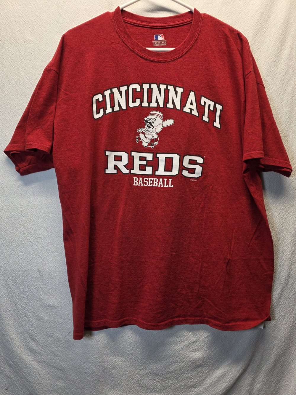 Cincinnati Reds featuring the team's retro mascot graphic Size XL